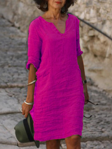 Lone - Tidløs, mavedækkende kjole med V-udskæring